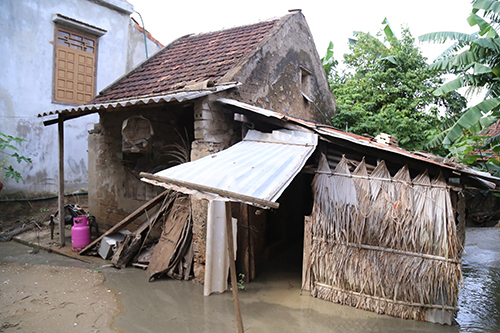 Gia cảnh một hộ được nhận tiền cứu trợ lũ lụt từ đoàn hảo tâm