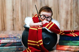 Phát hờn với cậu bé 3 tháng tuổi hóa Harry Potter
