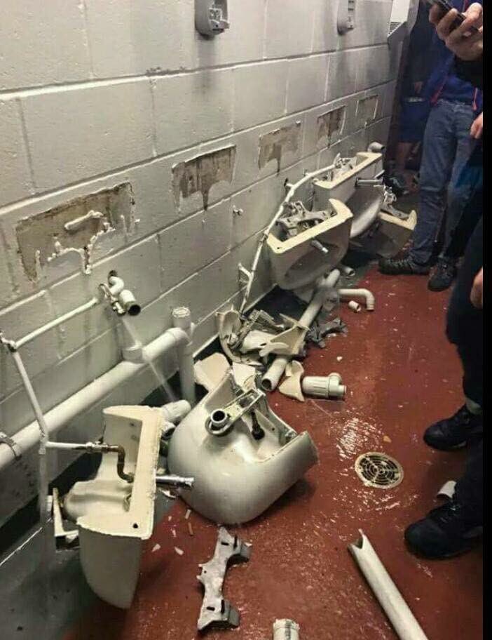 Fan Man City đập tung nhà vệ sinh của Man United