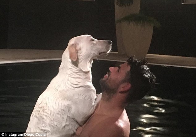 Diego Costa bên chú chó của mình