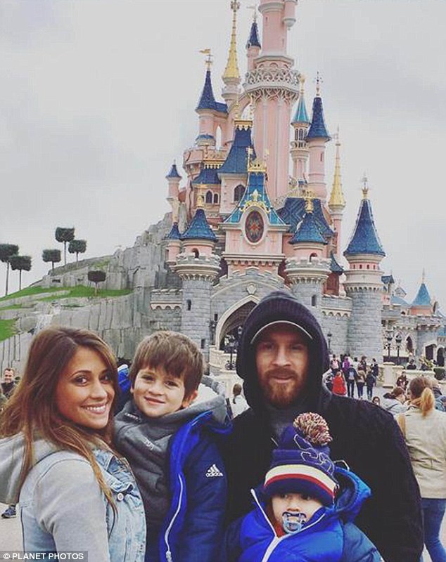 sao Barcelona dẫn gia đình đi thăm Disneyland