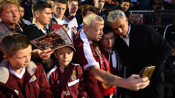 fan Man United qua đời khiến Mourinho xúc động