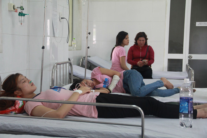 Các công nhân nghi bị ngộ độc hóa chất được cấp cứu tại Bệnh viện Minh Thiện