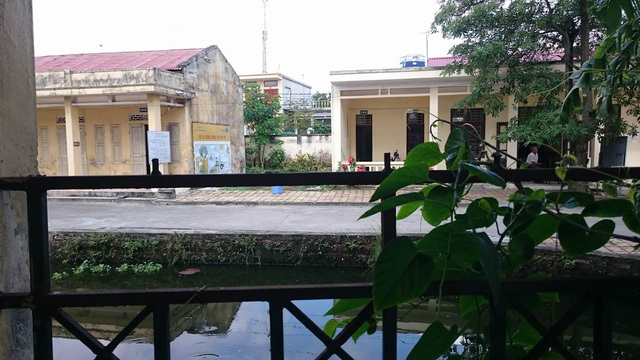 Hàng rào ngăn giữa cơ sở điều trị cho người nghiện tại Trạm y tế xã An Hưng với trường mầm non An Hưng