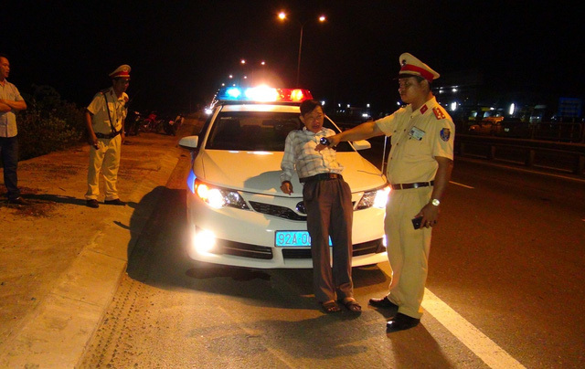 Tài xế say rượu chửi bới, chống đối lực lượng CSGT khi bị dừng xe
