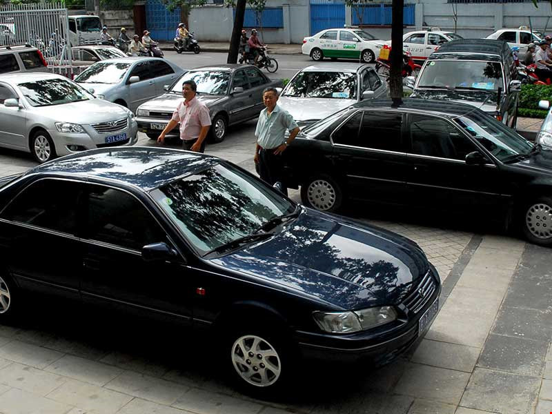 Phó Chủ tịch UBND TP.HCM Trần Vĩnh Tuyến đã chính thức đề xuất thuê xe thay vì phải mua mới xe công