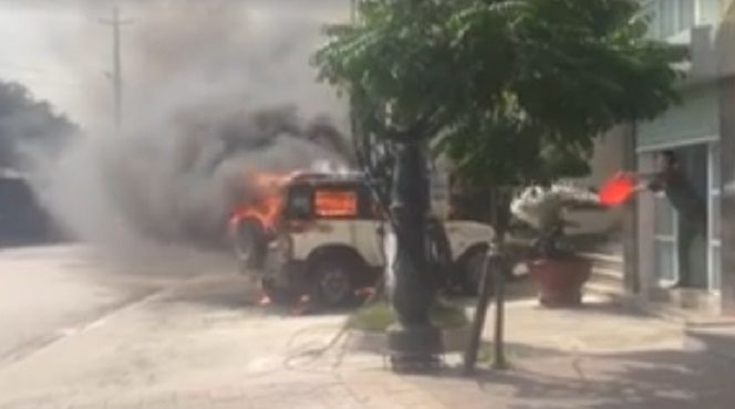 Khói lửa nghi ngút tại hiện trường xe ô tô bốc cháy trước trụ sở công an phường