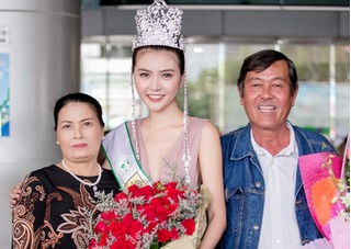 Hoa hậu Ngọc Duyên khóc trong vòng tay bố mẹ khi trở về Việt Nam