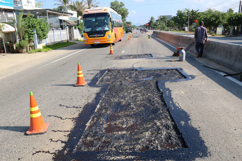 Nhiều vị trí trên Quốc lộ 1 qua huyện Phù Cát, tỉnh Bình Định bị hư hỏng