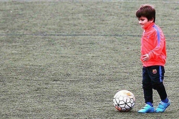 Thiago Messi đã bắt đầu tập trong lò đào tạo trẻ Barcelona