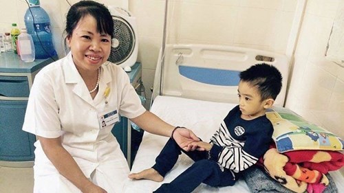 Bác sĩ Việt Hương bên bệnh nhi 4 tuổi vừa qua cơn nguy kịch.