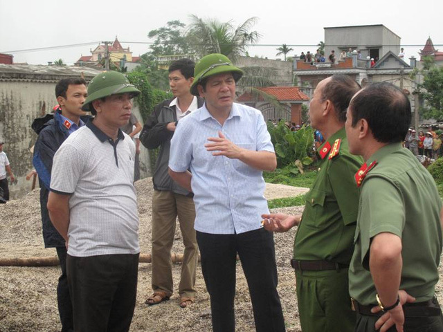 Chủ tịch UBND tỉnh Thái Bình (thứ 2 từ trái sang) tại hiện trường vụ nổ nồi hơi