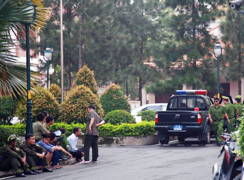 cảnh sát bao vây khu chung cư