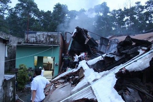 Hiện trường tan hoang sau vụ cháy lớn ở xưởng keo