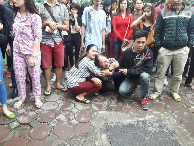 Người nhà nạn nhân vụ cháy quán karaoke Trần Thái Tông bật khóc vì chưa tìm thấy người thân.