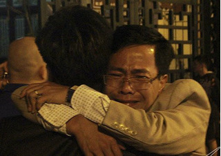Cháy quán karaoke Trần Thái Tông: Đau đớn vỡ òa trước nhà tang lễ
