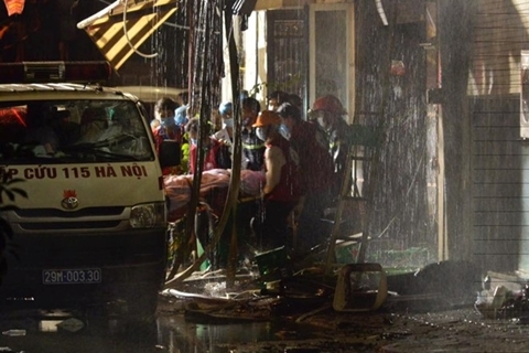 Nạn nhân vụ cháy quán karaoke ở Trần Thái Tông được đưa ra khỏi hiện trường đêm 1/11
