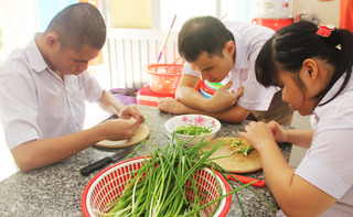 Học sinh khiếm thị ở Sài Gòn học đi chợ, nấu ăn