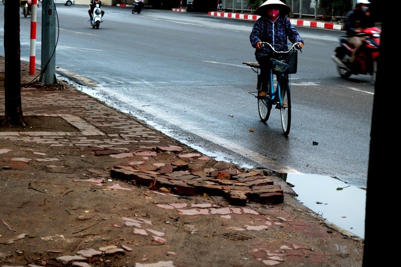 Đoạn vỉa hè ngoài xuống cấp tạo thành “dốc đi lại” cho các phương tiện giao thông trên đầu đường Phạm Văn Đồng.