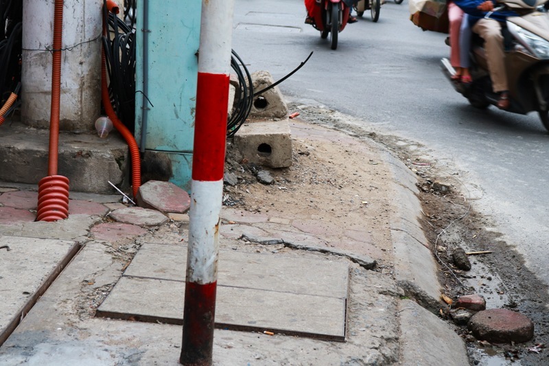Ống dẫn ngầm đặt xong chưa xử lý mặt lấp hiệu quả tại đầu đường Trần Thái Tông.