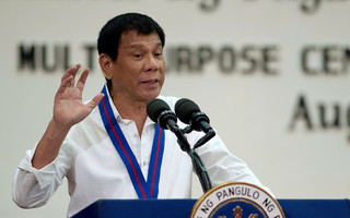 Tổng thống Philippines phũ phàng gọi “những kẻ ngốc” khi Mỹ từ chối bán súng trường