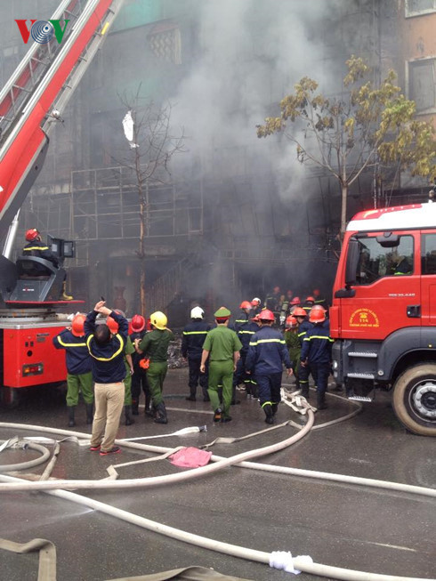 Lực lượng cứu hỏa đang nỗ lực tiếp cận hiện trường dập lửa vụ cháy quán karaoke 68 Trần Thái Tông.