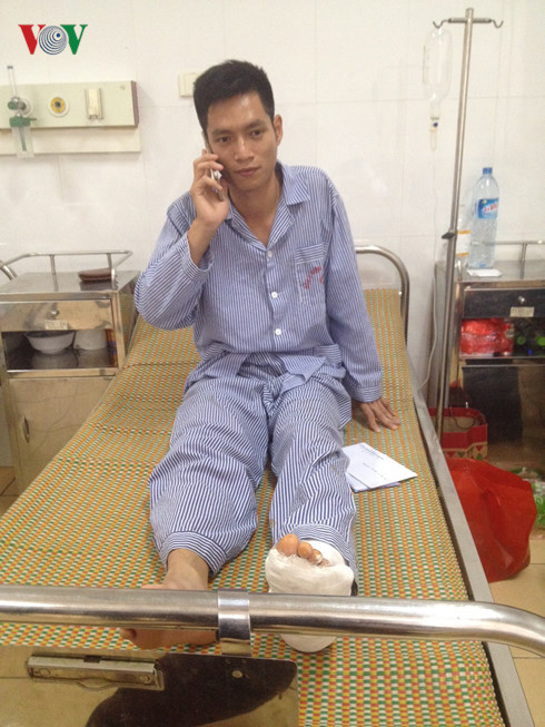 Trung úy Lê Đình Vĩnh bị thương ở chân đang được điều trị tai Bệnh viện 198