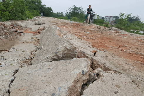70 tỷ đồng bê tông hóa bờ tả Sông Nhuệ: Sau một năm đã vỡ nham nhở