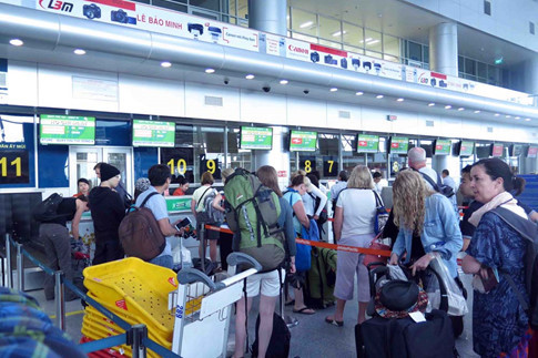 Hành khách xếp hàng làm thủ tục trong sân bay