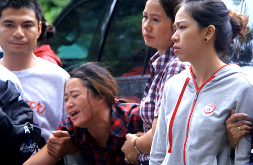 Người nhà nạn nhân trong vụ máy bay rơi tại Vũng Tàu òa khóc khi các thi thể được đưa xuống núi.