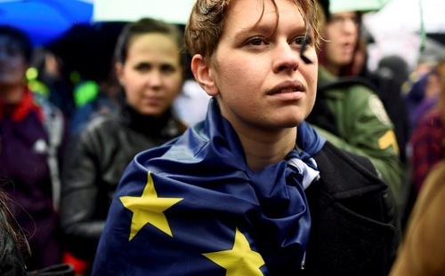 Một người biểu tình ủng hộ Anh ở lại Liên minh châu Âu (EU) tại London hôm 28/6 - Ảnh: Reuters.