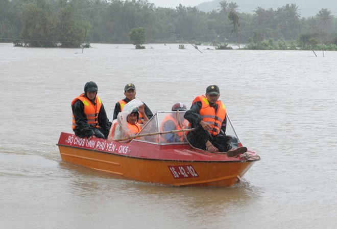 Lực lượng cứu hộ lũ lụt ở Phú Yên
