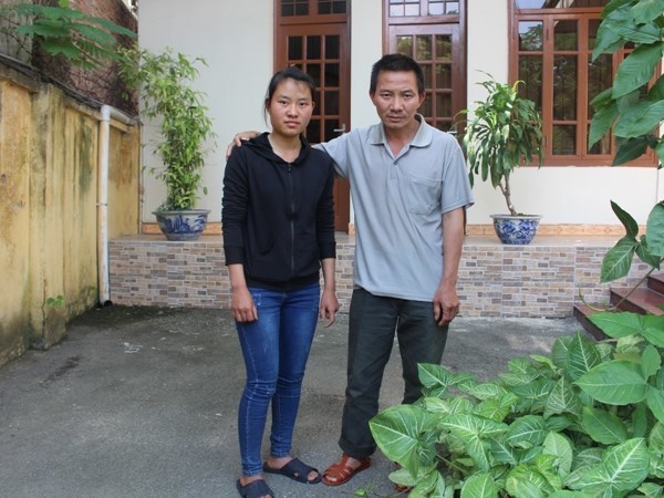 Mặc dù là học sinh giỏi quốc gia nhưng em Đặng Thị Huyền (trái) vẫn thi trượt đại học