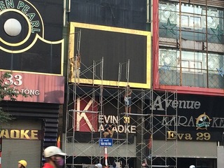Hàng loạt quán karaoke bóc lớp vỏ ngoài sau vụ cháy