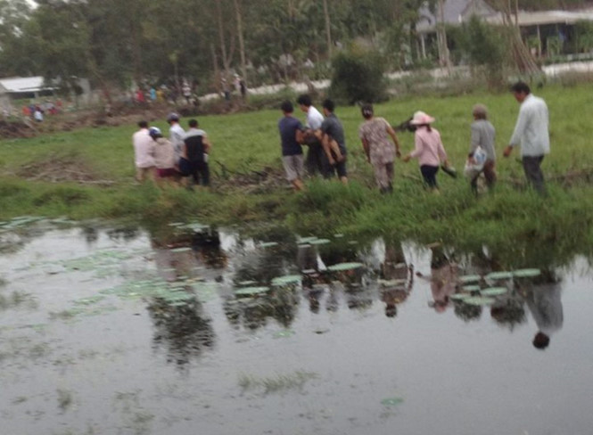 Người dân địa phương vớt thi thể hai nạn nhân trong vụ tai nạn chết đuối lên bờ