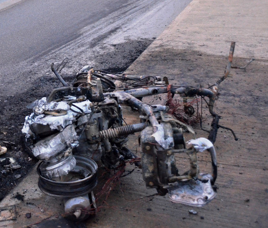 Chiếc xe máy tự bốc cháy trơ khung trên cầu Phú Mỹ