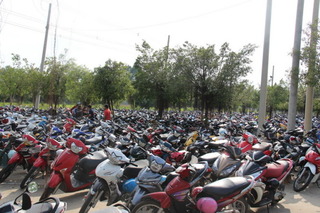 Hà Nội: Gửi xe máy vào bệnh viện bị “chém đẹp” 30.000 đồng/lần