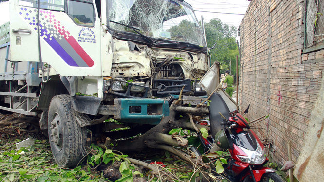 Hiện trường vụ tai nạn giao thông xe tải chở bia lao vào nhà dân
