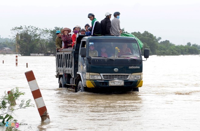 Giao thông nhiều vùng bị tê liệt vì lũ lụt ở miền Trung