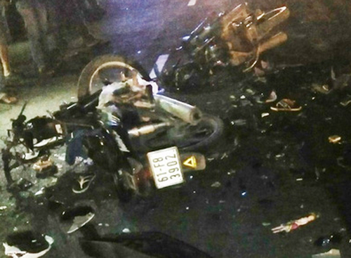 Hai xe máy vỡ nát sau tai nạn giao thông kinh hoàng