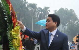 Ông Nguyễn Đức Chung dâng hoa tại tượng đài Lê Nin