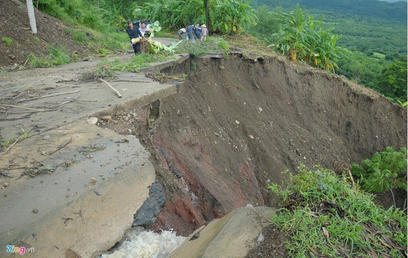 Lũ lụt ở Phú Yên còn khiến nhiều “hố tử thần” xuất hiện làm giao thông bị cản trở