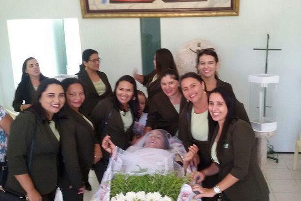 Đám tang giả của Silva được tổ chức tại một nhà tang lễ nhỏ với gia đình, bạn bè. Ảnh: Mirror