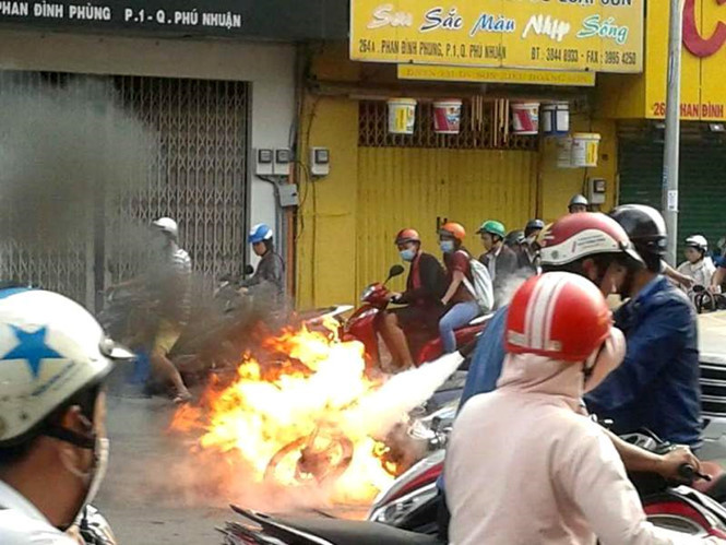 Hiện trường vụ xe máy tự bốc cháy ở Sài Gòn sáng 7/11