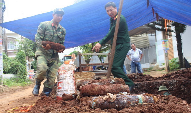 Lực lượng công binh Đắk Lắk đang xử ly đưa đạn và đầu ngòi nổ lên mặt đất