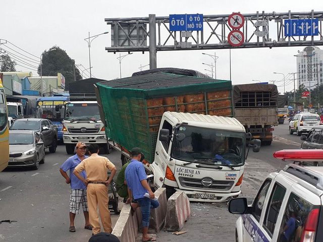 Hiện trường vụ 2 xe tải tông nhau ở Đồng Nai