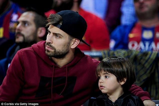 Pique và con trai đi xem bóng rổ