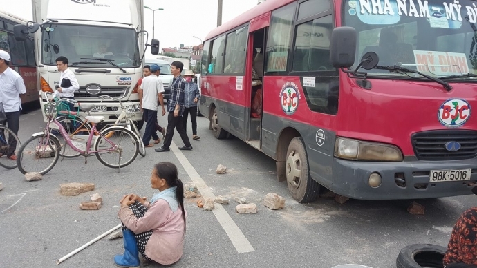 Người dân mang gạch đá, xe cộ chặn đường lên sân bay Nội Bài