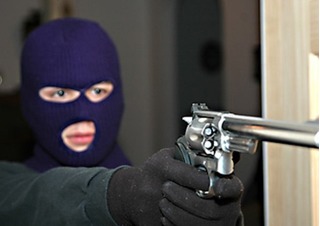 Nữ doanh nhân bị trộm dí súng uy hiếp cướp ngay tại nhà
