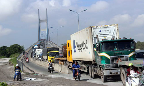Cầu Phú Mỹ ùn tắc nghiêm trọng sau tai nạn giao thông